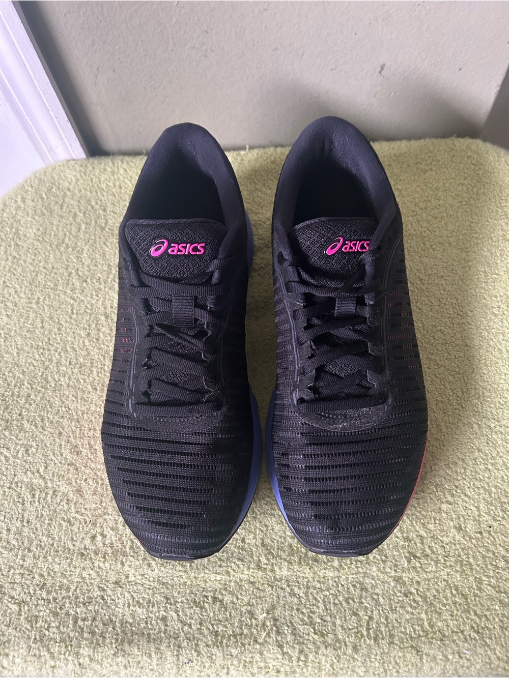 Asics Dyna Flyte2 Women’s Black Running Shoes with Pink-to-Purple-to-Blu - Picture 2 of 12